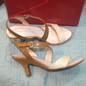 Gently used Aerosole who knew tan combo sandals